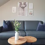 Neumuhler Hof: Stylish Lenia With Free Parking Apartment