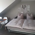 Neumuhler Hof: Stylish Lenia With Free Parking Apartment *