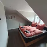 Neumuhler Hof: Stylish Lenia With Free Parking Apartment *
